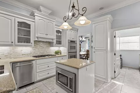 Kitchen - 208 Kitty Hawk Cir, Brandon, MS 39047 photo 4 of 6