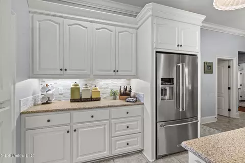 Kitchen - 208 Kitty Hawk Cir, Brandon, MS 39047 photo 5 of 6