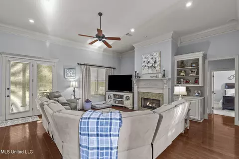 Living - 208 Kitty Hawk Cir, Brandon, MS 39047 photo 1 of 1