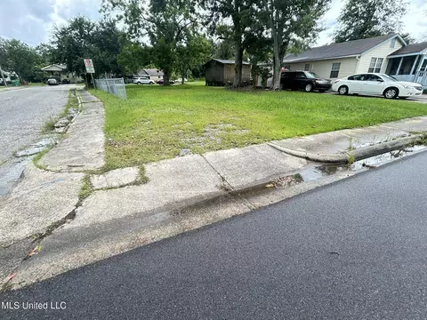 1306 Dupont Ave, Pascagoula, MS 39567