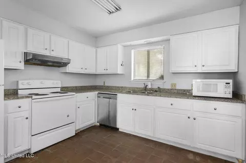 Kitchen - 1017 Windrose Dr, Brandon, MS 39047 photo 2 of 2