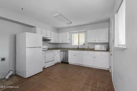 Kitchen - 1017 Windrose Dr, Brandon, MS 39047 photo 1 of 2