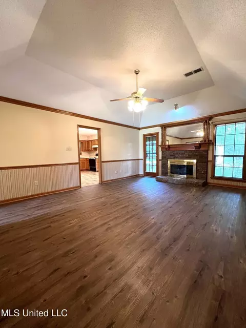 Living - 7582 Dewberry Cv, Olive Branch, MS 38654 photo 2 of 3