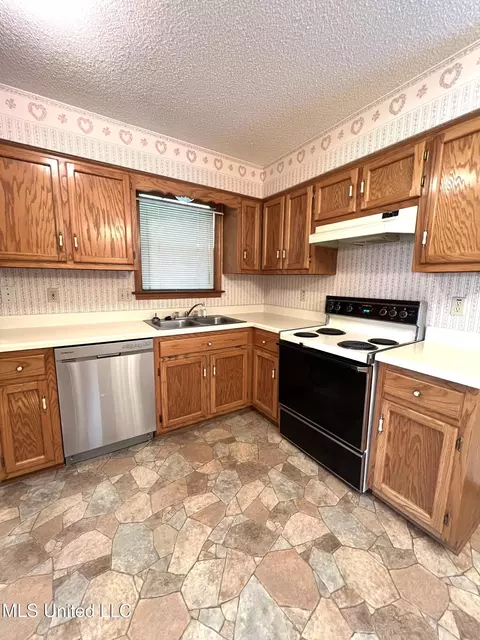 Kitchen - 7582 Dewberry Cv, Olive Branch, MS 38654 photo 3 of 3