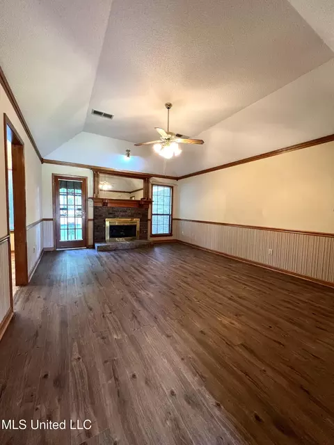 Living - 7582 Dewberry Cv, Olive Branch, MS 38654 photo 3 of 3