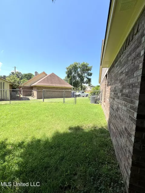 Exterior - 7582 Dewberry Cv, Olive Branch, MS 38654 photo 6 of 8