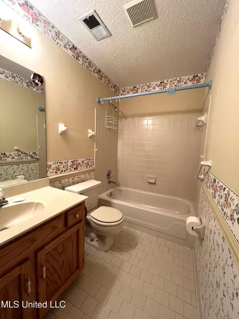 Bath - 7582 Dewberry Cv, Olive Branch, MS 38654 photo 3 of 3