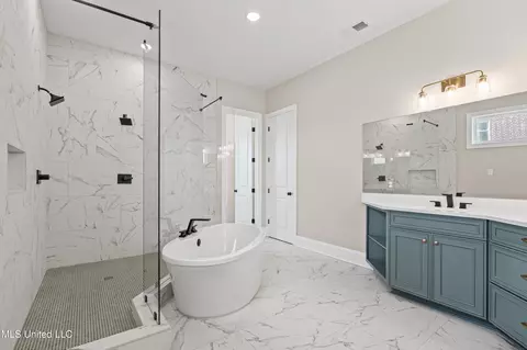 Bath - 4172 Brooke Dr, Nesbit, MS 38651 photo 2 of 4