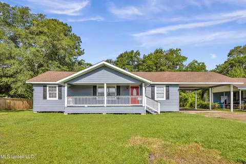 2207 10th St, Pascagoula, MS 39567