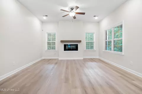 Living - 4703 Bonne Terre Dr, Nesbit, MS 38651 photo 2 of 3