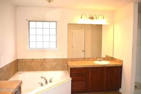 Bath - 136 Dakota St, Byram, MS 39272 photo 2 of 3