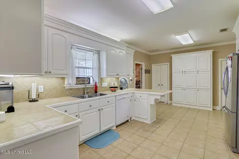 Kitchen - 238 John Martin Dr, Brandon, MS 39047 photo 1 of 4