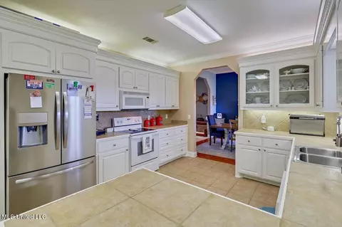 Kitchen - 238 John Martin Dr, Brandon, MS 39047 photo 2 of 4