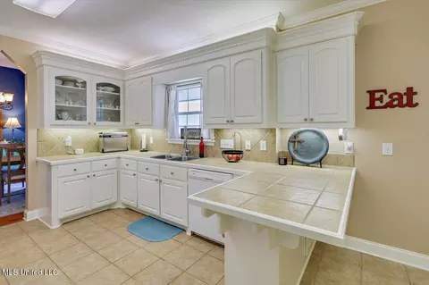 Kitchen - 238 John Martin Dr, Brandon, MS 39047 photo 3 of 4