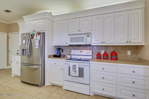 Kitchen - 238 John Martin Dr, Brandon, MS 39047 photo 4 of 4