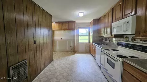 Kitchen - 210 Ford St, Como, MS 38619 photo 4 of 4