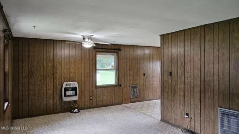 Living - 210 Ford St, Como, MS 38619 photo 2 of 4