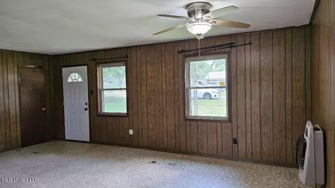 Living - 210 Ford St, Como, MS 38619 photo 3 of 4