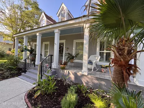 210 Bay Oaks Dr, Bay Saint Louis, MS 39520