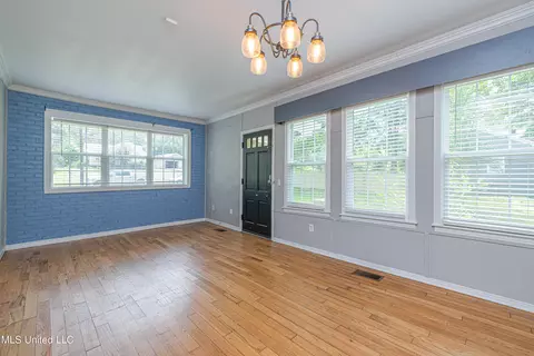 Living - 618 Eagle Ave, Jackson, MS 39206 photo 6 of 8