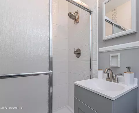 Bath - 618 Eagle Ave, Jackson, MS 39206 photo 3 of 7