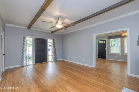 Living - 618 Eagle Ave, Jackson, MS 39206 photo 2 of 8