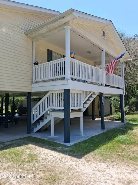 3065 Eighth St, Bay Saint Louis, MS 39520