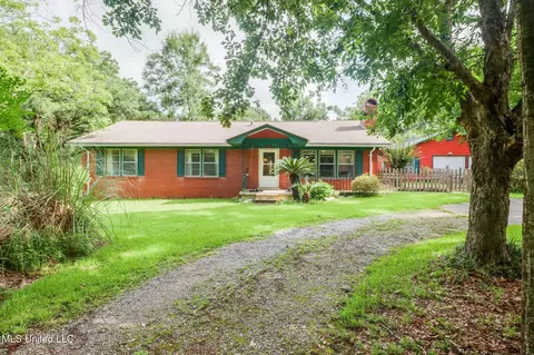 8474 Woolmarket Rd, Biloxi, MS 39532
