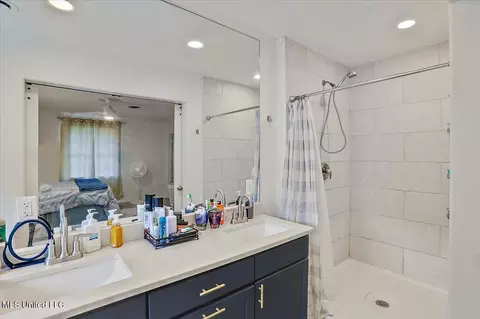 Bath - 4630 W Cheryl Dr, Jackson, MS 39211 photo 3 of 3