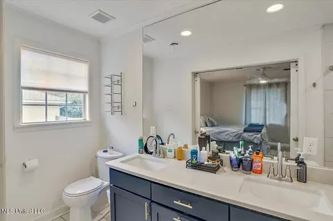 Bath - 4630 W Cheryl Dr, Jackson, MS 39211 photo 2 of 3
