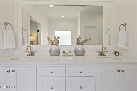 Bath - 115 Hampton Ln, Madison, MS 39110 photo 2 of 5