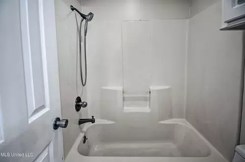 Bath - 426 Fairfield Dr, Madison, MS 39110 photo 5 of 5