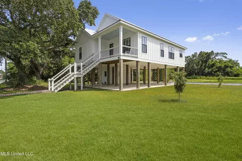 217 Saint Joseph St, Waveland, MS 39576