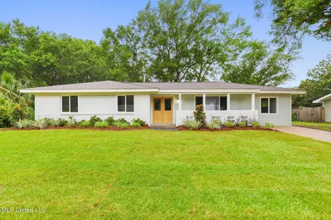 1207 Hammersmith Ln, Ocean Springs, MS 39564