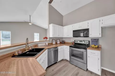 Kitchen - 10326 Amanda Dr, Olive Branch, MS 38654 photo 2 of 3