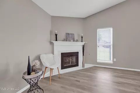 Living - 10326 Amanda Dr, Olive Branch, MS 38654 photo 2 of 2