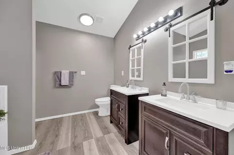 Bath - 10326 Amanda Dr, Olive Branch, MS 38654 photo 2 of 4