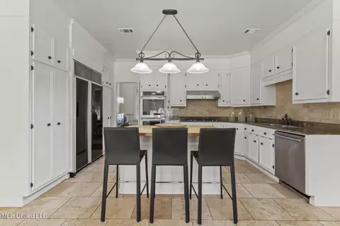 Kitchen - 13 Highland Meadows Dr, Jackson, MS 39211 photo 3 of 6