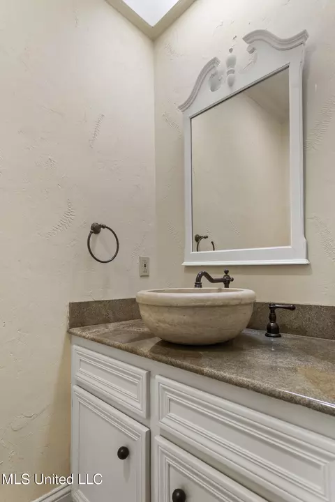 Bath - 13 Highland Meadows Dr, Jackson, MS 39211 photo 3 of 6