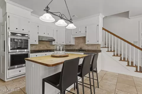 Kitchen - 13 Highland Meadows Dr, Jackson, MS 39211 photo 2 of 6