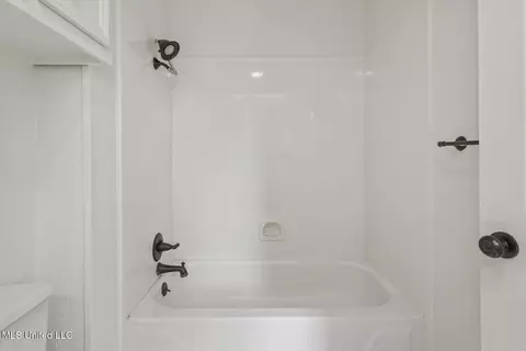 Bath - 13 Highland Meadows Dr, Jackson, MS 39211 photo 6 of 6