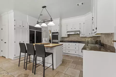 Kitchen - 13 Highland Meadows Dr, Jackson, MS 39211 photo 4 of 6