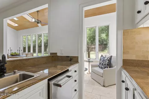 Kitchen - 13 Highland Meadows Dr, Jackson, MS 39211 photo 6 of 6