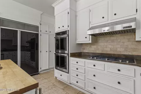 Kitchen - 13 Highland Meadows Dr, Jackson, MS 39211 photo 5 of 6