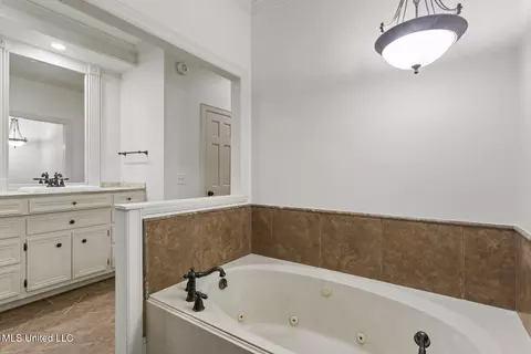 Bath - 13 Highland Meadows Dr, Jackson, MS 39211 photo 1 of 6