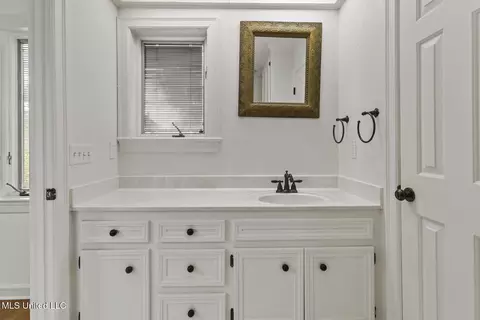 Bath - 13 Highland Meadows Dr, Jackson, MS 39211 photo 5 of 6