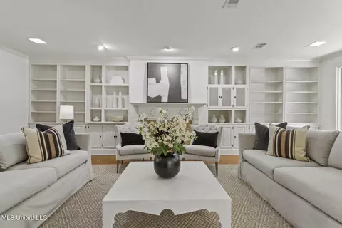Living - 13 Highland Meadows Dr, Jackson, MS 39211 photo 1 of 3