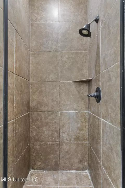 Bath - 13 Highland Meadows Dr, Jackson, MS 39211 photo 2 of 6