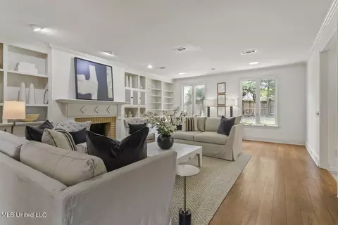 Living - 13 Highland Meadows Dr, Jackson, MS 39211 photo 2 of 3