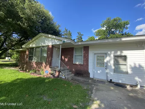100 Apple Dr, Ridgecrest, LA 71334